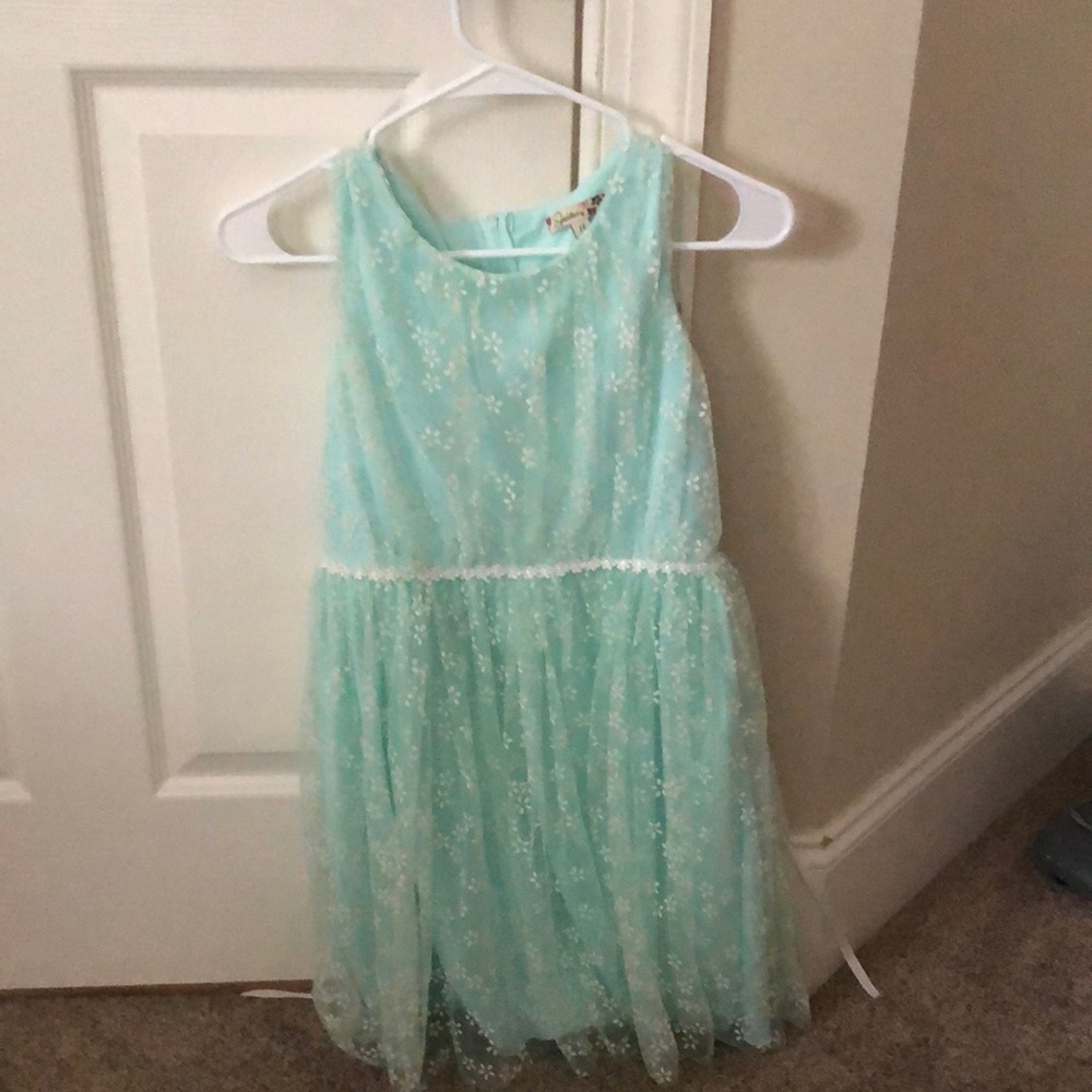 girl’s cute daisy dress!